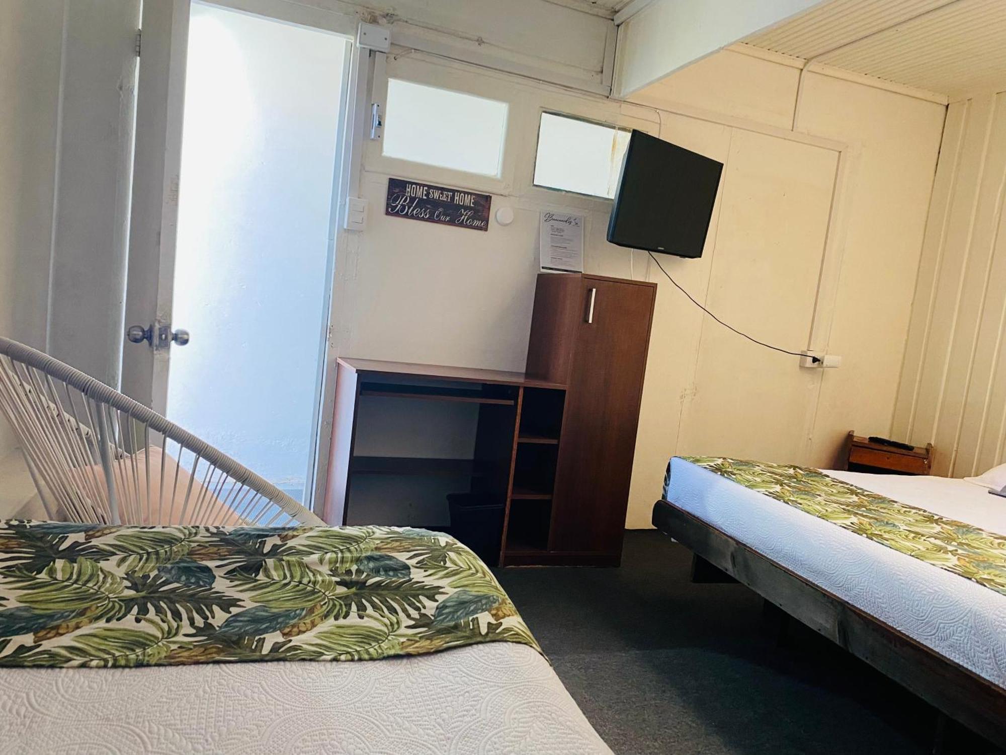 Hostal 3 Norte サンアントニオ エクステリア 写真